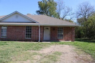 701 SW 1st St in Cooper, TX - Building Photo