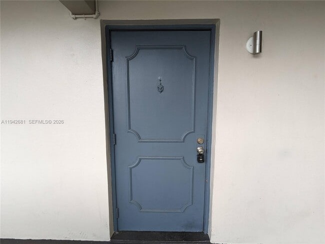 8051 N Colony Cir in Tamarac, FL - Building Photo - Building Photo