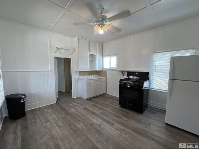 property at 1027 W 2nd St