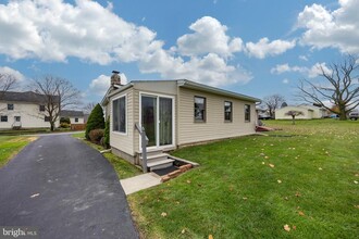 702 Broad St in Honey Brook, PA - Foto de edificio - Building Photo