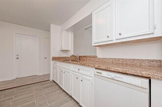5503 Lynngate Dr in Spring, TX - Foto de edificio - Building Photo