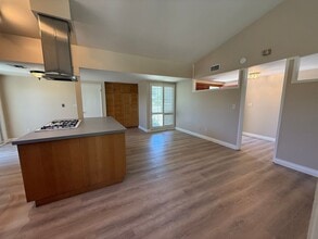 22357 Liberty Bell Rd in Calabasas, CA - Foto de edificio - Building Photo