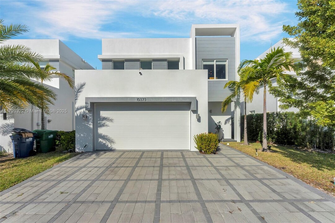 10373 NW 68th Terrace in Doral, FL - Building Photo