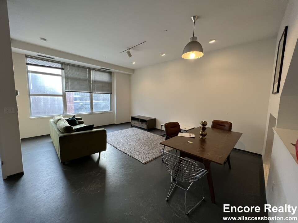 160 E Berkeley St, Unit 512 in Boston, MA - Building Photo