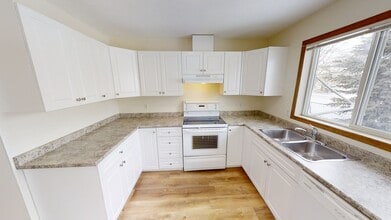 9318 C-93106 106 Ave. in Grande Prairie, AB - Building Photo - Building Photo