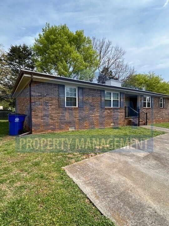 740 Village Green Dr in Cleveland, TN - Building Photo