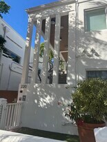 220 Collins Ave, Unit 3B in Miami Beach, FL - Building Photo