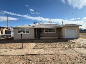 303 W 16th St in Portales, NM - Building Photo