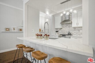 860 S Lucerne Blvd in Los Angeles, CA - Building Photo - Building Photo