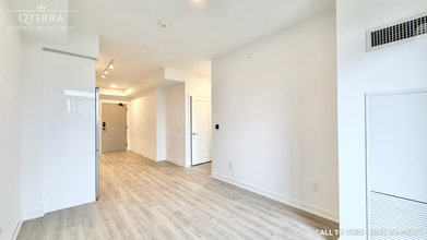 327-5081 Hurontario St in Mississauga, ON - Building Photo - Building Photo