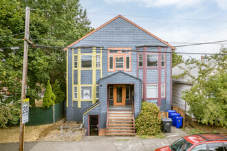 73 NE Stanton St in Portland, OR - Foto de edificio - Building Photo