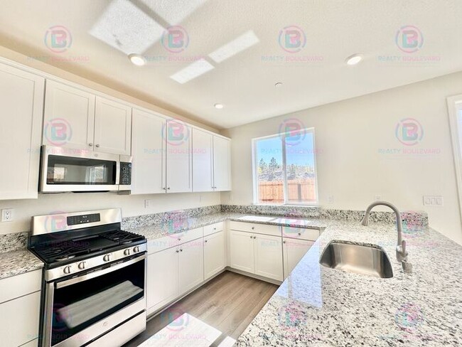 6927 Snowdon Razor St in Sparks, NV - Building Photo - Building Photo