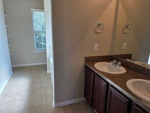 10910 Brittan Leaf Ln, Unit 54-204 in Houston, TX - Building Photo - Building Photo
