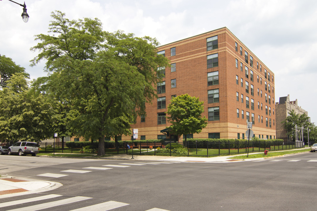 Grant Village in Chicago, IL - Building Photo