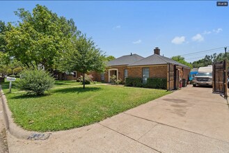 213 Circleview Dr S in Hurst, TX - Building Photo - Building Photo