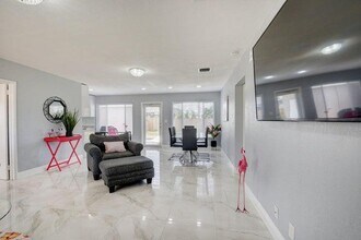 1415 Crest Dr in Lake Worth Beach, FL - Foto de edificio - Building Photo