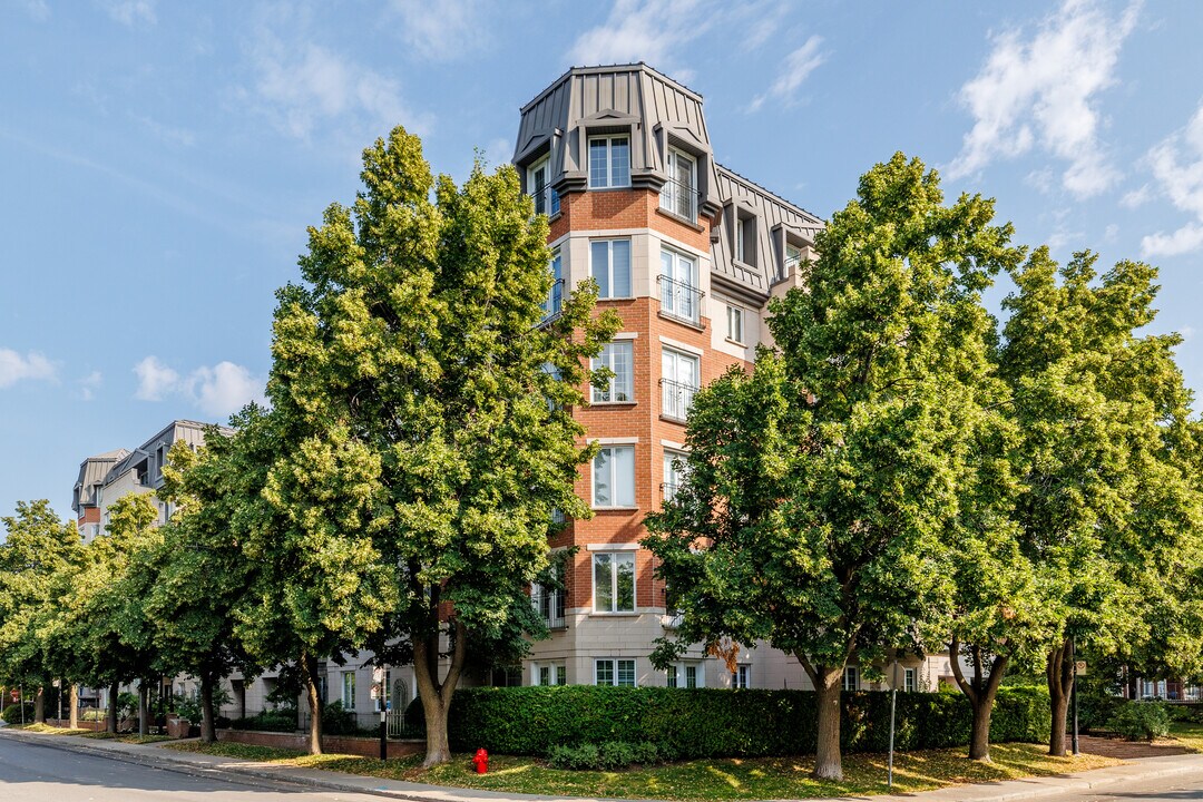 Havre de la Brunante in St. Laurent, QC - Building Photo