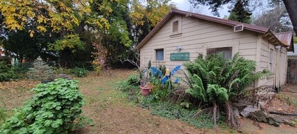 2557 Russell St in Redding, CA - Building Photo - Building Photo