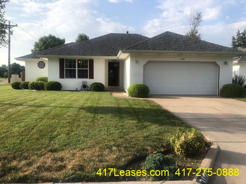 3085 W Darby St in Springfield, MO - Building Photo