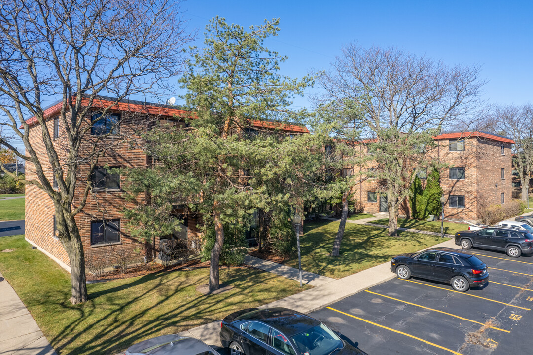 Cinnamon Cove Condominiums in Mount Prospect, IL - Building Photo