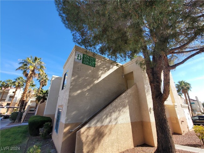 5000 Red Rock St in Las Vegas, NV - Foto de edificio - Building Photo