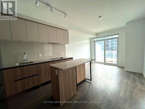 8 Beverley Glen Blvd in Vaughan, ON - Building Photo - Building Photo