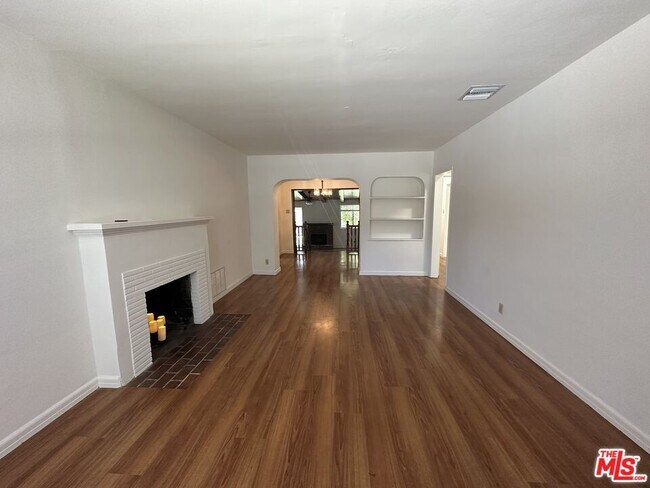 4608 Saloma Ave in Los Angeles, CA - Foto de edificio - Building Photo