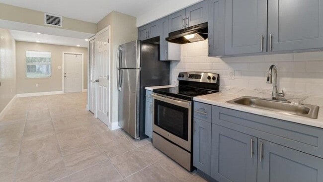 2202 Avenue N in Fort Pierce, FL - Foto de edificio - Building Photo