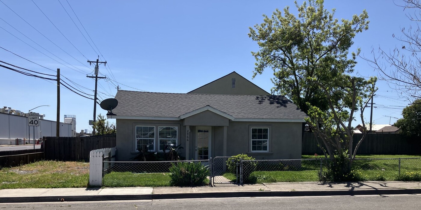 2966 Ross Ave in Riverbank, CA - Building Photo