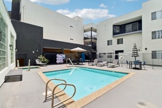 14056 Valleyheart in Sherman Oaks, CA - Foto de edificio - Building Photo