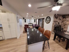 335 S California St in Orange, CA - Foto de edificio - Building Photo