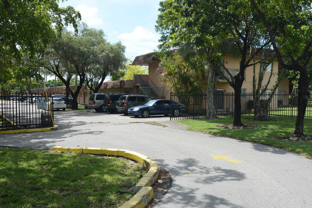 Caribbean West Apartments in Miami, FL - Foto de edificio