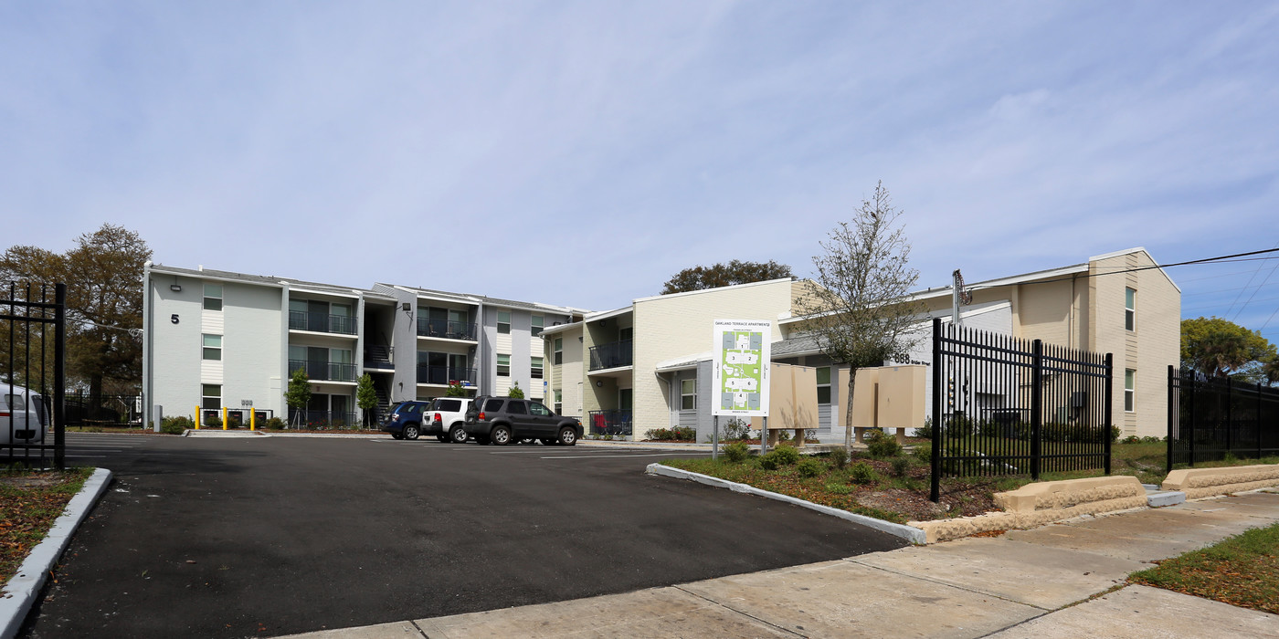 Oakland Terrace in Jacksonville, FL - Building Photo