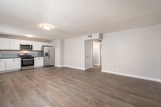 1040 S Lake St in Los Angeles, CA - Building Photo - Interior Photo