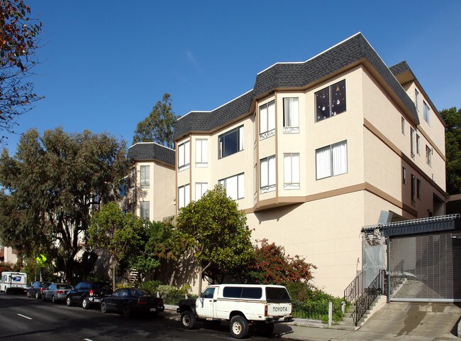 370 Monterey Blvd in San Francisco, CA - Foto de edificio - Building Photo