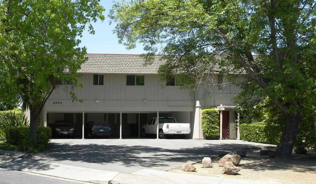 2001 Sierra Rd in Concord, CA - Foto de edificio