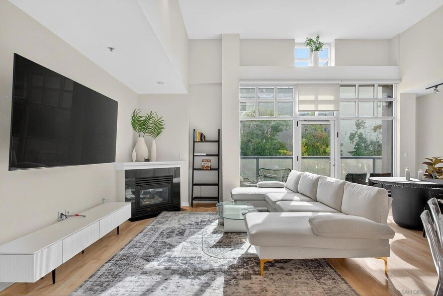 555 Front St, Unit 206 in San Diego, CA - Building Photo