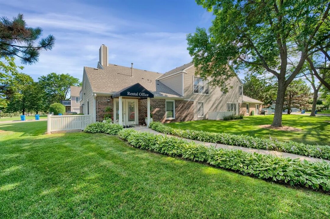 Oakleaf Townhomes in Burnsville, MN - Foto de edificio