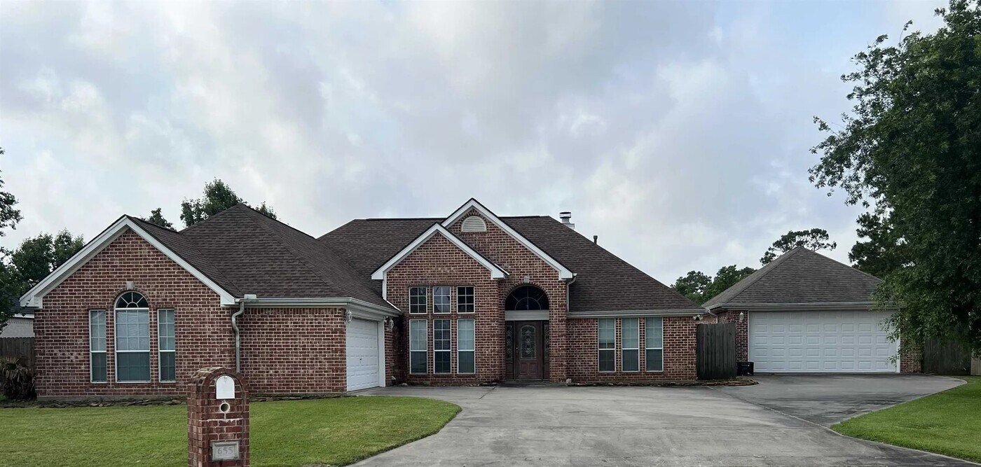655 Winchester Dr in Bridge City, TX - Building Photo