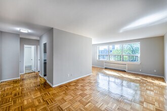 Princeton Apartments in Toronto, ON - Building Photo - Interior Photo