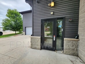 221 E 5th St in Cedar Falls, IA - Building Photo - Building Photo