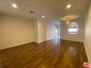 5248 Satsuma Ave in Los Angeles, CA - Building Photo - Building Photo