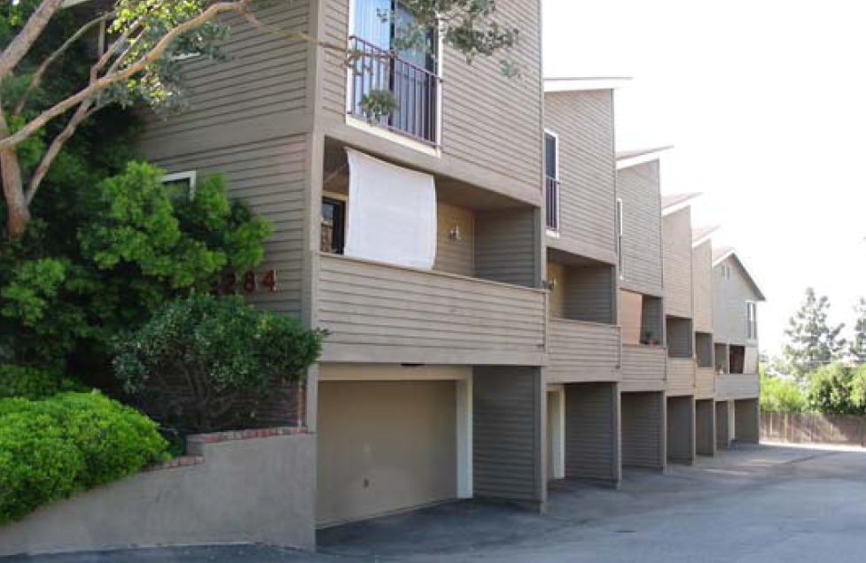 The Waltonia Townhouse Apartments in Montrose, CA - Building Photo