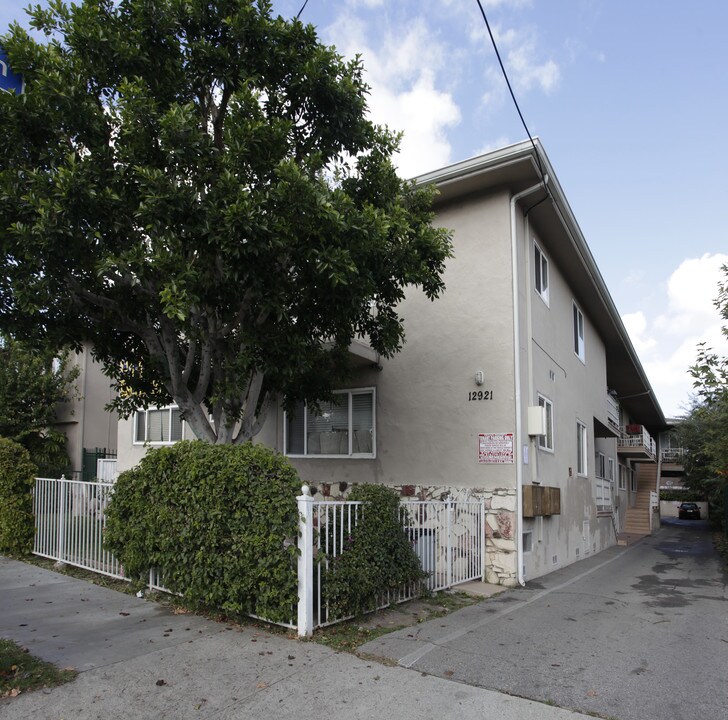 12921 Oxnard St in Los Angeles, CA - Building Photo