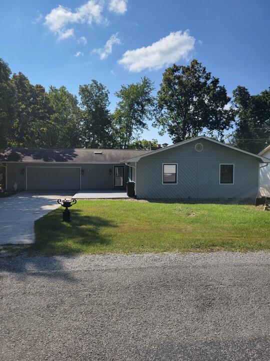 109 Britton Ln in Crossville, TN - Building Photo