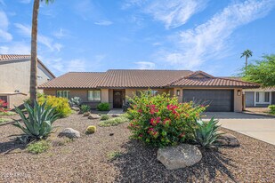 5903 E Paradise Ln in Scottsdale, AZ - Building Photo