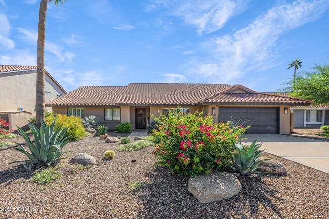 5903 E Paradise Ln