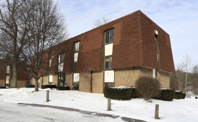 Water's Edge Apartments in Elyria, OH - Building Photo - Building Photo