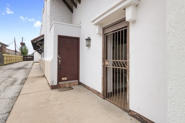 property at 2744 Briarhurst Dr