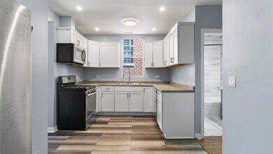 1702 W Superior St, Unit 2nd in Chicago, IL - Building Photo - Building Photo